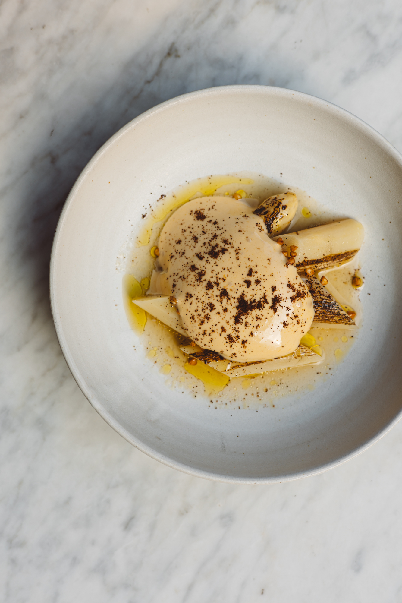 Witte asperges met koffiesabayon ©Arles