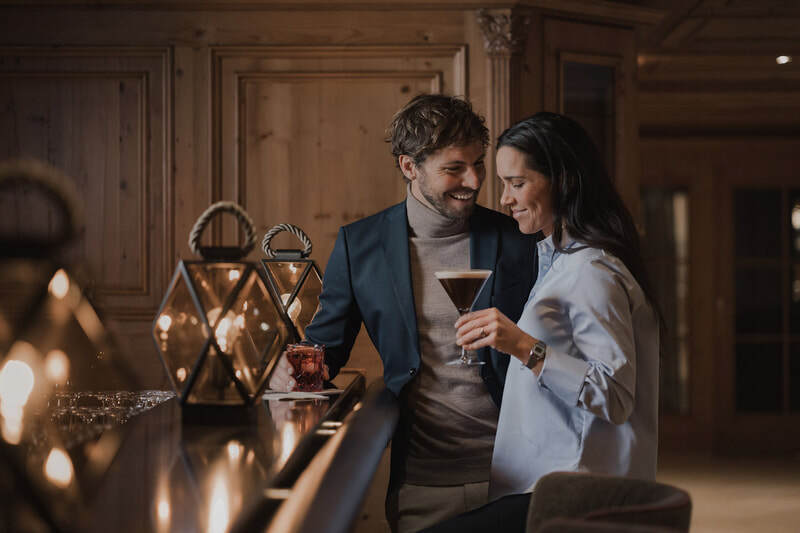 Picture couple drinking cocktails in Schlosshotel Fish Picture couple drinking cocktails in Schlosshotel Fish