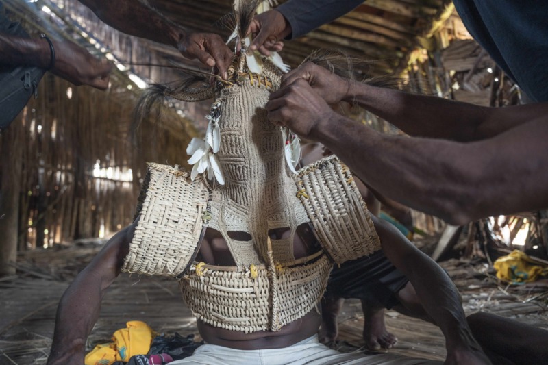 Doro-geestmasker wordt in elkaar gezet in Je Ti-feesthuis, Pupis Foto © Joshua Irwandi Doro-geestmasker wordt in elkaar gezet in Je Ti-feesthuis, Pupis Foto © Joshua Irwandi