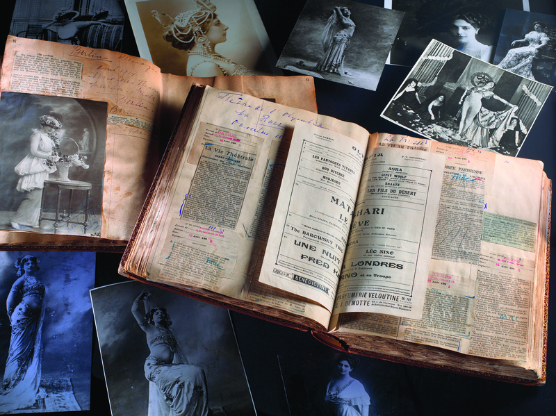 Plakboeken van Mata Hari, 1905-1915, Collectie Fries Museum. Fotografie: Erik en Petra Hesmerg Plakboeken van Mata Hari, 1905-1915, Collectie Fries Museum. Fotografie: Erik en Petra Hesmerg