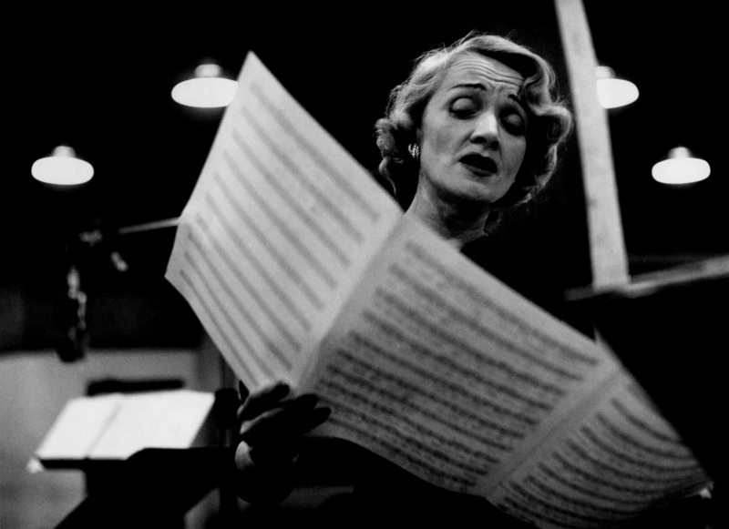Eve Arnold - Marlene Dietrich singing at the recording studios of Columbia Records. NYC, 1952 © Eve Arnold - Magnum Photos Eve Arnold - Marlene Dietrich singing at the recording studios of Columbia Records. NYC, 1952 © Eve Arnold - Magnum Photos