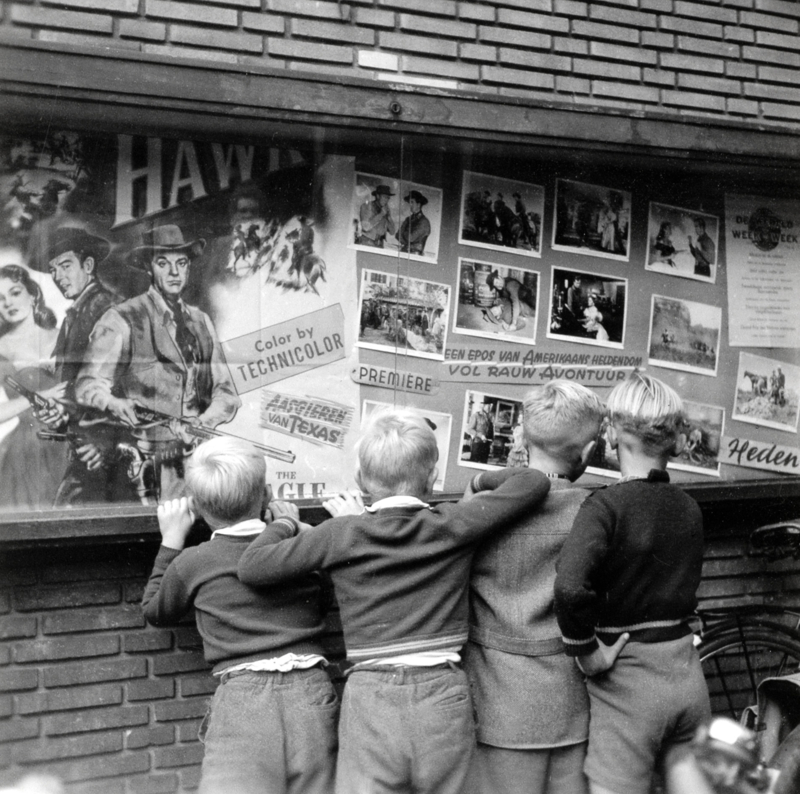 Kinderen vergapen zich aan de aankondiging van AASGIEREN VAN TEXAS bij bioscoop Roxy in de Boekhorststraat, 1955. (Collectie Nationaal Archief / Cevirum) Kinderen vergapen zich aan de aankondiging van AASGIEREN VAN TEXAS bij bioscoop Roxy in de Boekhorststraat, 1955. (Collectie Nationaal Archief / Cevirum)