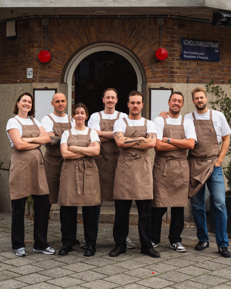 Op de foto (v.l.n.r.): Lotte Bloemheuvel (general manager), Renaud Goigoux (keukenchef), Laura Basten (patissier), Kevin van Hugten (restaurantmanager), Mats Vermeulen (keukenchef), Sander van Loenen Martinet (general manager), Joris Bijdendijk (executive chef). Foto © Krijn van der Lugt Op de foto (v.l.n.r.): Lotte Bloemheuvel (general manager), Renaud Goigoux (keukenchef), Laura Basten (patissier), Kevin van Hugten (restaurantmanager), Mats Vermeulen (keukenchef), Sander van Loenen Martinet (general manager), Joris Bijdendijk (executive chef). Foto © Krijn van der Lugt