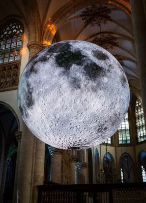 Museum of the Moon in de Grote Kerk Breda heropent