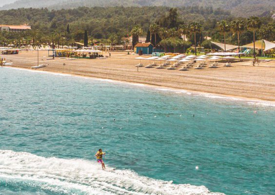 Palmiye, weelderig Club Med Resort en dé bestemming voor sportliefhebbers 