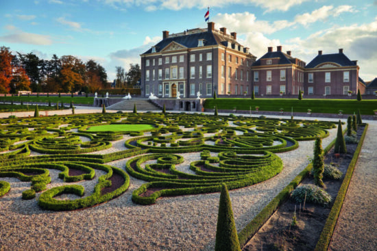 Paleis Het Loo: geuren en kleuren van het najaar, ridderorden & onderscheidingen & Andy Warhols ‘Reigning Queens’